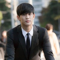 Salah satu drama populer Kim Soo Hyun yang jadi favorit penonton adalah My Love from the Star. Berperan sebagai Do Min Joon, lawan main Jun Ji Hyun itu terlihat semakin tampan sebagai dosen ganteng yang awalnya terkesan cuek. Foto: istimewa
