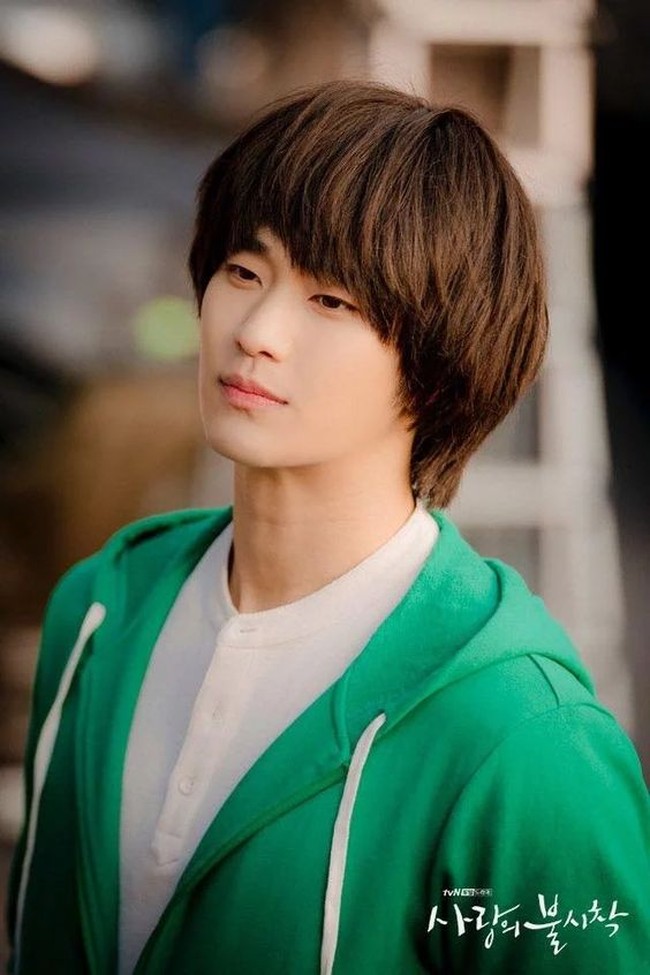 Selain drama, Soo Hyun juga bermain dalam beberapa film populer, salah satunya Secretly Greatly. Dalam film ini, ia tampil beda karena memerankan orang Korea Utara yang berpura-pura bodoh. Foto: istimewa