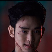 Sebelum wamil, Kim Soo Hyun sempat merilis film berjudul Real. Main sebagai seorang gangster, film tersebut sempat jadi perbincangan karena adegan panasnya dengan Sulli. Foto: istimewa