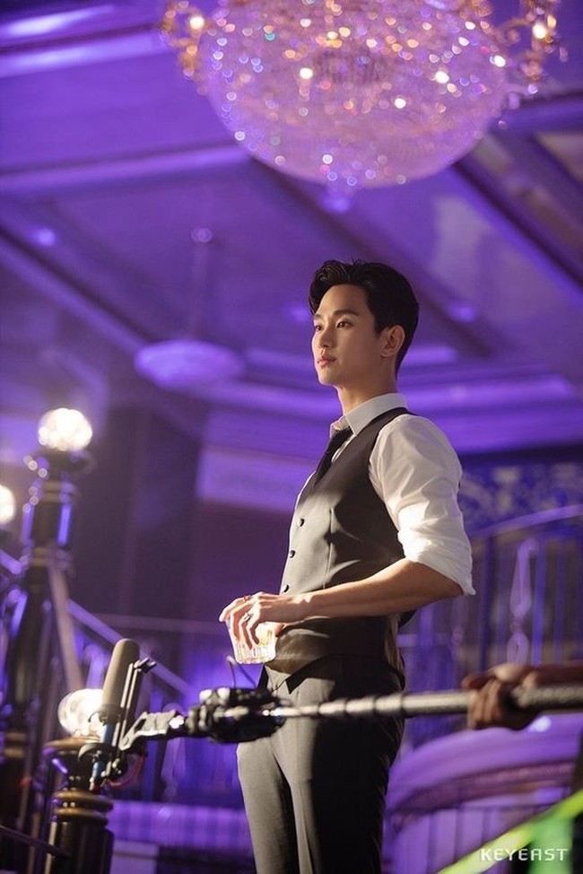 Lama tidak main drama karena wamil, Kim Soo Hyun mengobati kerinduan penonton saat tampil sebagai cameo di drama IU, Hotel Del Luna. Terlihat maskulin, para penggemar semakin menantikan kembalinya pria kelahiran Seoul itu di layar kaca. Foto: istimewa
