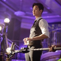 Lama tidak main drama karena wamil, Kim Soo Hyun mengobati kerinduan penonton saat tampil sebagai cameo di drama IU, Hotel Del Luna. Terlihat maskulin, para penggemar semakin menantikan kembalinya pria kelahiran Seoul itu di layar kaca. Foto: istimewa