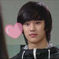 Kim Soo Hyun mengawali karier dengan membintangi sitkom keluarga Kimchi Cheese Smile. Masih berusia 19 tahun, aktor berbayaran termahal 2020 itu terlihat imut dan lugu dengan rambut panjang berponi yang saat itu sedang tren. Foto: Istimewa