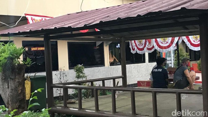 Kondisi Polsek Ciracas usai dirusak, Sabtu (29/8/2020). (Rolan/detikcom)