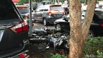 Mobil Terbakar-Kaca Pecah Sisa Penyerangan di Polsek Ciracas