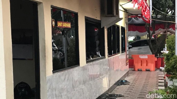 Kondisi Polsek Ciracas usai dirusak, Sabtu (29/8/2020). (Rolan/detikcom)