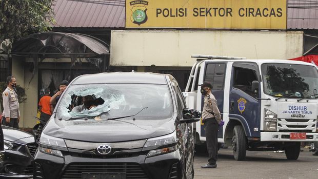 Suasana pasca penyerangan di Polsek Ciracas, Jakarta, Sabtu, (29/8/2020). Polsek Ciracas dikabarkan diserang oleh sejumlah orang tak dikenal pada Sabtu (29/8) dini hari. ANTARA FOTO/Asprilla Dwi Adha/hp.