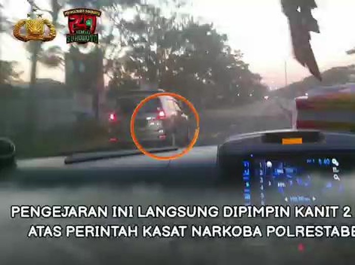 Polisi mengamankan mobil Suzuki Ertiga bernopol B 2768 TFR, yang berisi tiga kurir sabu. Mereka tertangkap setelah terlibat aksi kejar-kejaran dengan petugas.