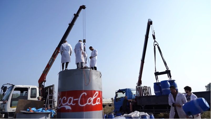 YouTuber Rusia Ledakkan 10.000 Liter Cola Campur Baking Soda