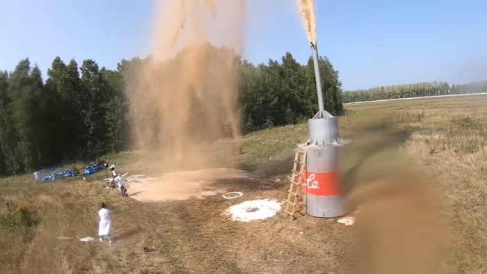 YouTuber Rusia Ledakkan 10.000 Liter Cola Campur Baking Soda