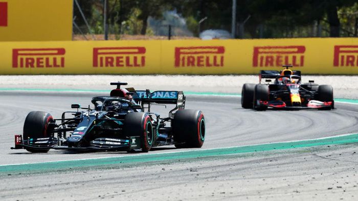 Lewis Hamilton, Max Verstappen BARCELONA, SPAIN - AUGUST 16: Lewis Hamilton of Great Britain driving the (44) Mercedes AMG Petronas F1 Team Mercedes W11 leads Max Verstappen of the Netherlands driving the (33) Aston Martin Red Bull Racing RB16 during the F1 Grand Prix of Spain at Circuit de Barcelona-Catalunya on August 16, 2020 in Barcelona, Spain. (Photo by Albert Gea/Pool via Getty Images)