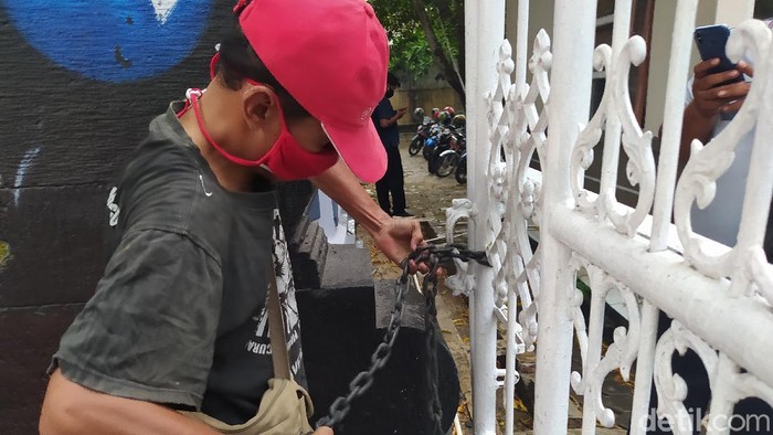 Massa menggembok pintu masuk DPRD Blora, Sabtu (29/8/2020)