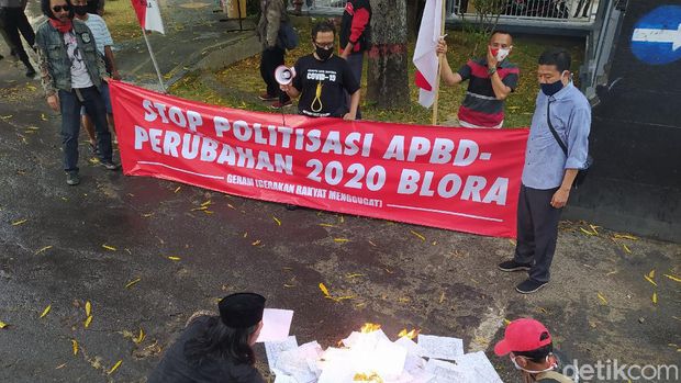 Massa menggembok pintu masuk DPRD Blora, Sabtu (29/8/2020)