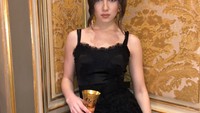 Gaya glamornya semakin terlihat pada momen yang satu ini. Dengan berbalut dress hitam, Maya Henry tampak keren sambil menggenggam gelas berwarna emas. Foto: Instagram @maya_henry