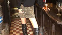 Gayanya saat nongkrong di klub ini juga tak kalah keren. Dengan kaos dan sepatu boots serba hitam, Maya Henry berpose dengan segelas bir. Foto: Instagram @maya_henry