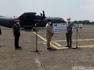 Menhan Prabowo Terima Bantuan 30 Ton Alat Kesehatan dari Australia