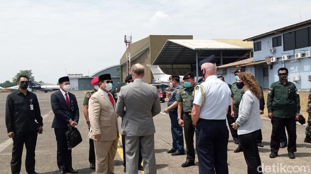 Menhan Prabowo menerima bantuan 30 alat kesehatan dari pemerintah Australia yang diwakilkan Wakil Dubes Australia untuk Indonesia Allaster Cox (Kadek Melda/detikcom)