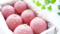 Kalau milk bun satu ini bentuknya bulat. Gemas sekali karena terlihat berisi. Warnanya juga merah muda yang cantik dan dibentuk seperti stroberi. Foto: Instagram @satomi_0819