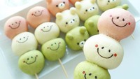 Kreasi milk bun lainnya dibuat dengan warna-warni yang cantik. Bentuknya juga simpel, ada hiasan bentuk senyum hingga beruang. Lalu diberikan tusukan, jadi mirip sate. Foto: Instagram @satomi_0819
