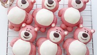 Penggemar Toy Story pastinya tak asing dengan karakter beruang berwarna pink ini. Ia adalah Torso, dan Satomi mengkreasikannya sebagai bentuk dari milk bun. Foto: Instagram @satomi_0819