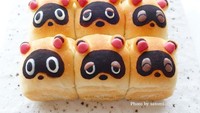 Karakter rakun yang lucu menggemaskan juga dibuat oleh Satomi menjadi hiasan Japanese milk bun. Lengkap dengan telinga dan hiasan mata yang terlihat ngantuk. Foto: Instagram @satomi_0819