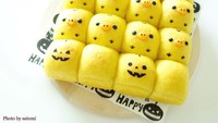 Kreasi yang pertama bentuknya tak jauh berbeda dengan Japanese Milk Bun pada umumnya. Hanya saja warnanya kuning terang dengan tambahan hiasan mata, hidung, mulut, kaki, mirip seperti anak ayam. Foto: Instagram @satomi_0819