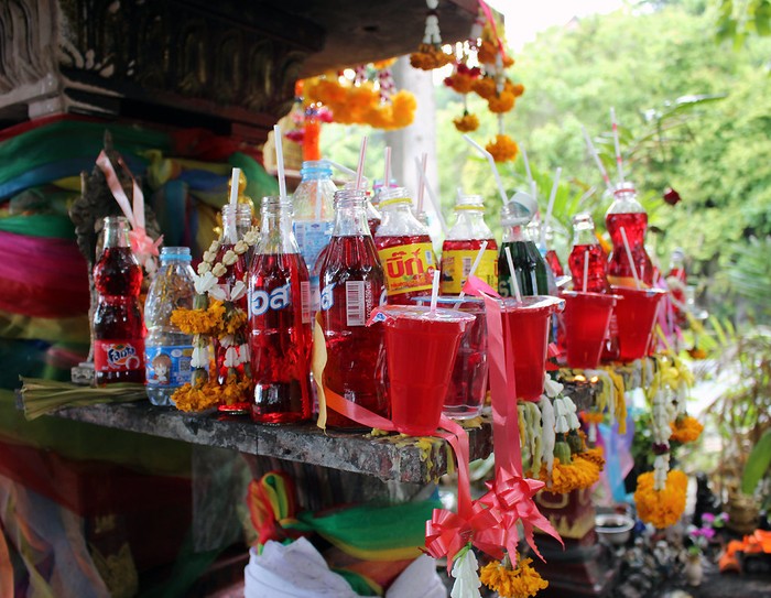 Minuman Bersoda Jadi Menu Wajib Sesajen di Thailand