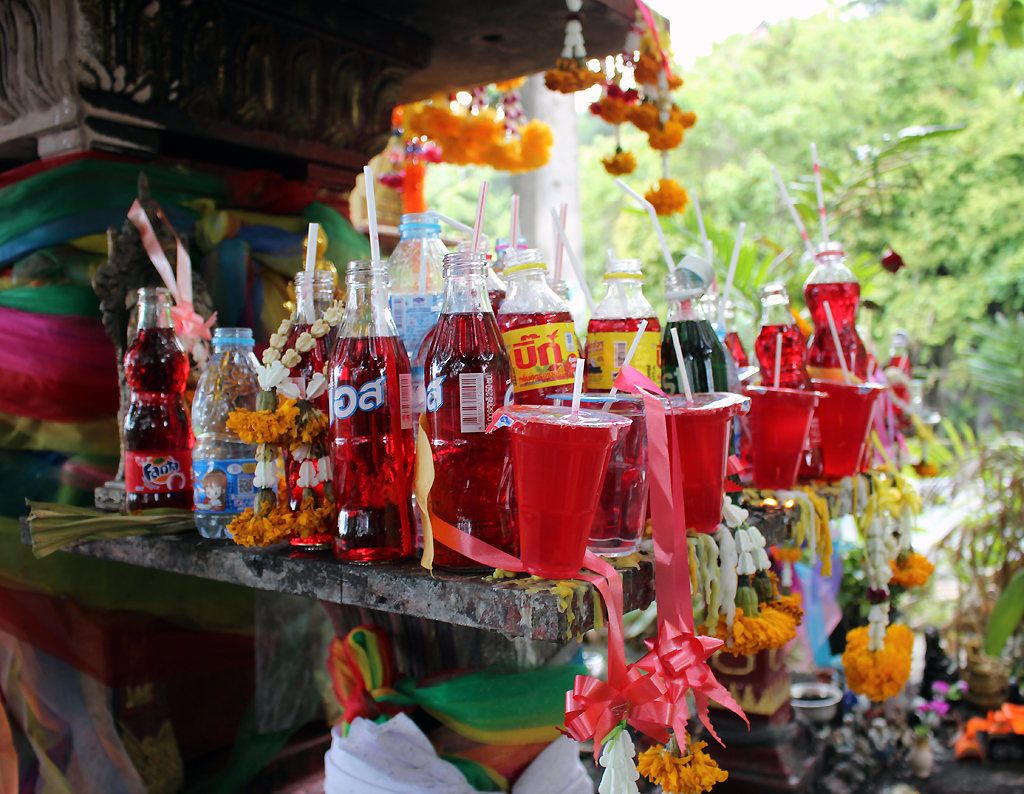 Minuman Bersoda Jadi Menu Wajib Sesajen di Thailand