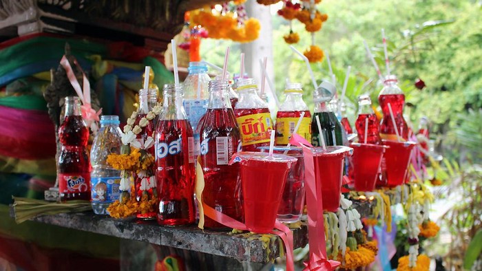 Thailand dan Obsesinya dengan Fanta, Jadi Sesajen Wajib di Setiap Upacara
