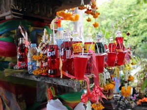 Unik! Minuman Bersoda Jadi Menu Wajib Sesajen di Thailand