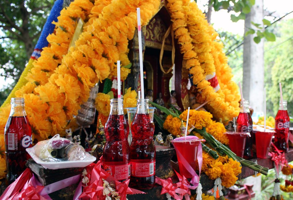 Minuman Bersoda Jadi Menu Wajib Sesajen di Thailand