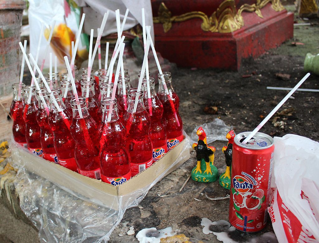 Minuman Bersoda Jadi Menu Wajib Sesajen di Thailand