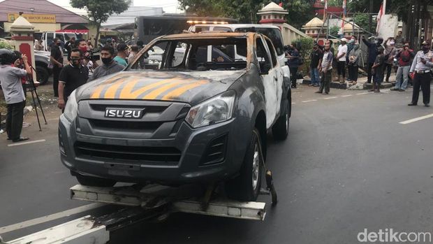 Mobil di Polsek Ciracas yang jadi sasaran perusakan dievakuasi (Rolando FS/detikcom)