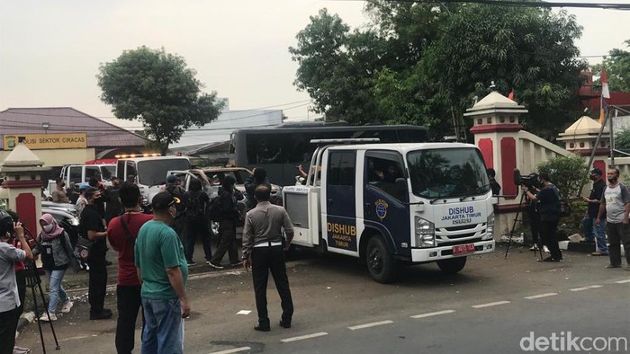 Mobil di Polsek Ciracas yang jadi sasaran perusakan dievakuasi (Rolando FS/detikcom)