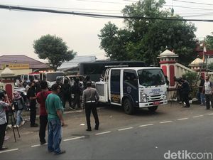 Mobil-mobil Sasaran Perusakan di Polsek Ciracas Dievakuasi