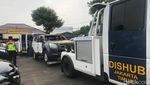 Mobil Terbakar-Kaca Pecah Sisa Penyerangan di Polsek Ciracas