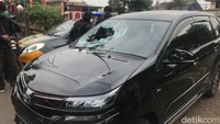 Sejumlah kendaraan dirusak dan ada yang dibakar oleh massa penyerang (Rolando FS/detikcom)