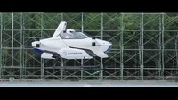 SkyDrive yang berbasis di Tokyo, sudah memperkenalkan model uji mobil terbang SD-03 awal bulan ini di Toyota City, Jepang. Mobil satu kursi yang didukung oleh baterai dan empat pasang baling-baling itu diuji dengan ketinggian hingga enam kaki di atas tanah dan melayang di area uji selama lima menit. Foto: SkyDrive