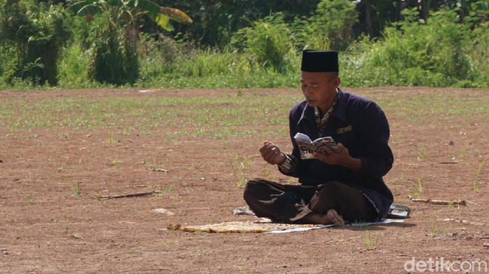 Mualimin rutin salat sendirian di lapangan sejak Corona mewabah