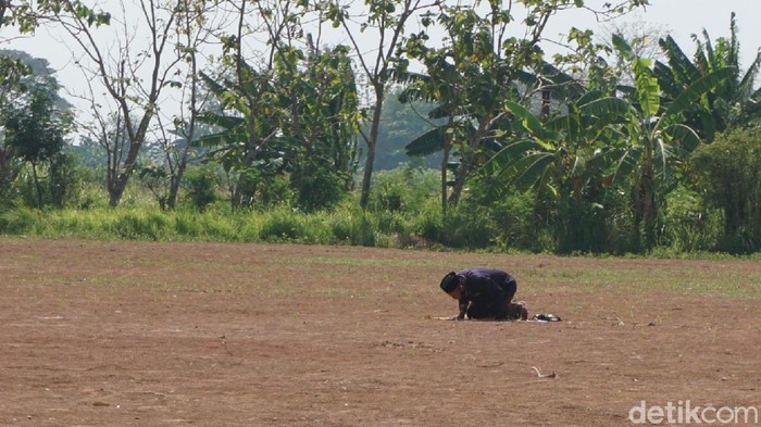 Mualimin rutin salat sendirian di lapangan sejak Corona mewabah