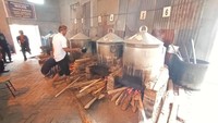 Pembuatan nasi jangkrik sebanyak 20 ribu bungkus dilakukan secara tradisional. Memakai api kayu bakar dan dilakukan secara gotong royong. Foto: Dian Utoro Aji/detikcom