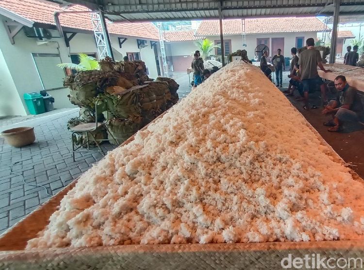 Proses Pembuatan Nasi Jangkrik Favorit Sunan Kudus yang Dibagikan Tiap 10 Muharam