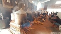 Panitia buka luwur Kangjeng Sunan Kudus memasak nasi jangkrik di halaman parkir kompleks Menara, Masjid, dan Makam Sunan Kudus, Jumat (28/8/2020). Nasi dibagikan pada hari Sabtu. Foto: Dian Utoro Aji/detikcom