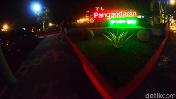 Di Pangandaran, ada satu spot baru buat nongkrong malam-malam. Spot itu bernama Pangandaran Creative Space. Letaknya di jantung kota Pangandaran lho.