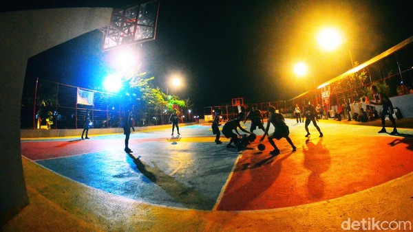 Di bagian barat PCS memang disediakan spot bagi para anak muda penggemar olahraga. Ada lapangan basket yang bisa dipakai. Fasilitas lampu yang dipasang di lapangan basket memungkinkan mereka bermain sampai malam hari. Di bagian barat PCS memang disediakan spot bagi para anak muda penggemar olahraga. Ada lapangan basket yang bisa dipakai. Fasilitas lampu yang dipasang di lapangan basket memungkinkan mereka bermain sampai malam hari.