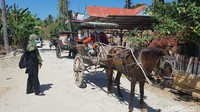 Dokar menjadi alternatif moda transportasi untuk wisatawan di Pantai Labuang. (Abdy Febriady/detikTravel)