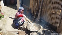 Seorang ibu membuat minyak kelapa scara tradisional di desa di kawasan Pantai Labuang. (Abdy Febriady/detikTravel)