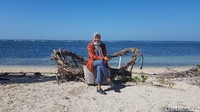 Pengunjung duduk santai di salah satu spot di kawasan wisata Pantai Labuang. (Abdy Febriady/detikTravel)