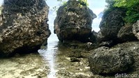 Jejeran batu karang yang berada di sekitar kawasan wisata Pantai Labuang. (Abdy Febriady/detikTravel)