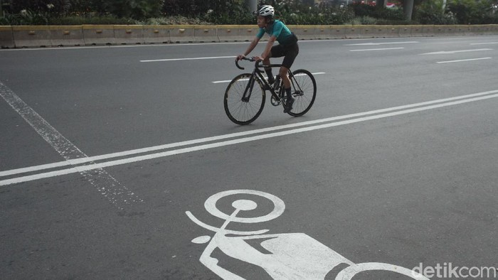 Polemik ruas Jalan Tol Lingkar Dalam Kota sebagai lintasan sepeda terus bergulir. Bahkan, para pehobi road bike menolak wacana tersebut.