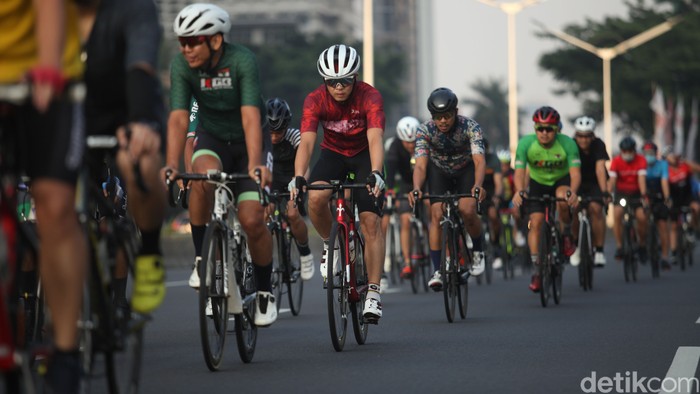 Polemik ruas Jalan Tol Lingkar Dalam Kota sebagai lintasan sepeda terus bergulir. Bahkan, para pehobi road bike menolak wacana tersebut.
